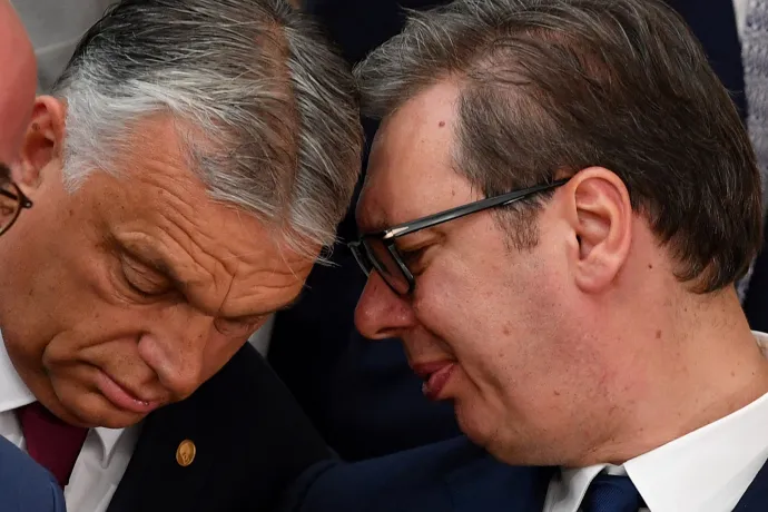 Orbán Viktor és Alekszandar Vučić a csúcstalálkozó utáni fotózkodáson – Fotó: John Thys / Pool via Reuters