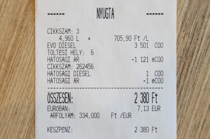 Hatósági üzemanyagárat feltüntető nyugta a Mol benzinkútján Salgótarjánban 2022. május 27-én – Fotó: Komka Péter / MTI