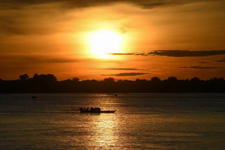 Halászhajó a Mekong folyón – Fotó: Tang Chhin Sothy / AFP 