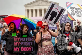 Az amerikai legfelsőbb bíróság 49 évvel ezelőtti döntését felülbírálva eltörölte az abortusz alkotmányos védelmét