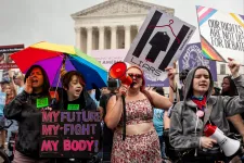 Az amerikai legfelsőbb bíróság 49 évvel ezelőtti döntését felülbírálva eltörölte az abortusz alkotmányos védelmét