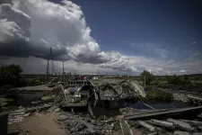 Fel nem robbant 500 kilós bomba, Zelenszkij a Glastonburyn, tengeri hadgyakorlat Konstancánál – a háború 121. napjának képei