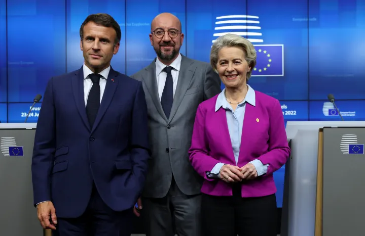 Emmanuel Macron, Charles Michel és Ursula von der Leyen a pénteki sajtótájékoztató után – Fotó: Johanna Geron / Reuters