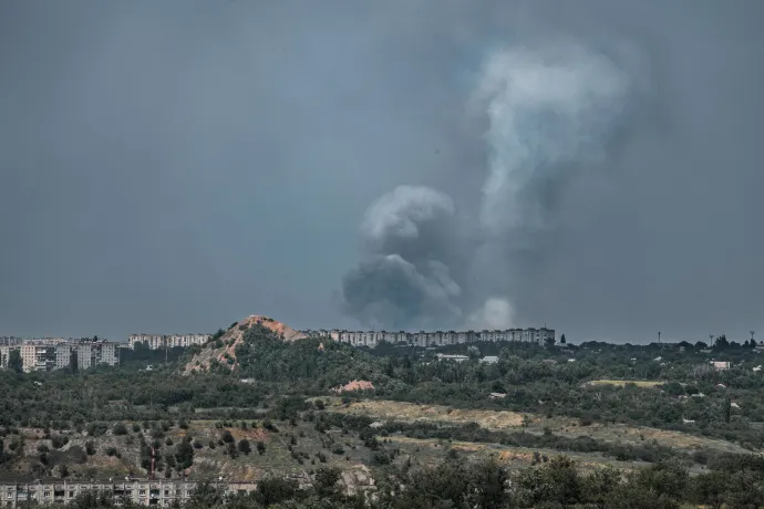 Füst száll fel az ostromlott Szeverodonyeck városából 2022. június 14-én – Fotó: Antoni Lallican / Hans Lucas via AFP
