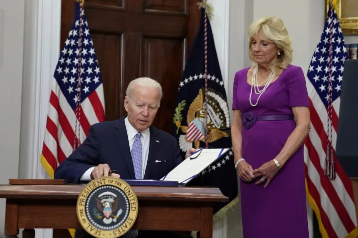 Joe Biden amerikai elnök aláírta a fegyvertartás biztonságának növelését célzó törvényt – Fotó: Elizabeth Frantz / Reuters