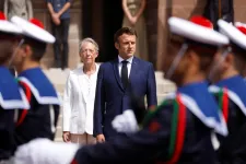 Macron ismét előző miniszterelnökét bízta meg a kormányalakítással