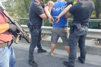 Hídon rohanták le a rendőrök a drogdílereket, húszezer adag drogot foglaltak le
