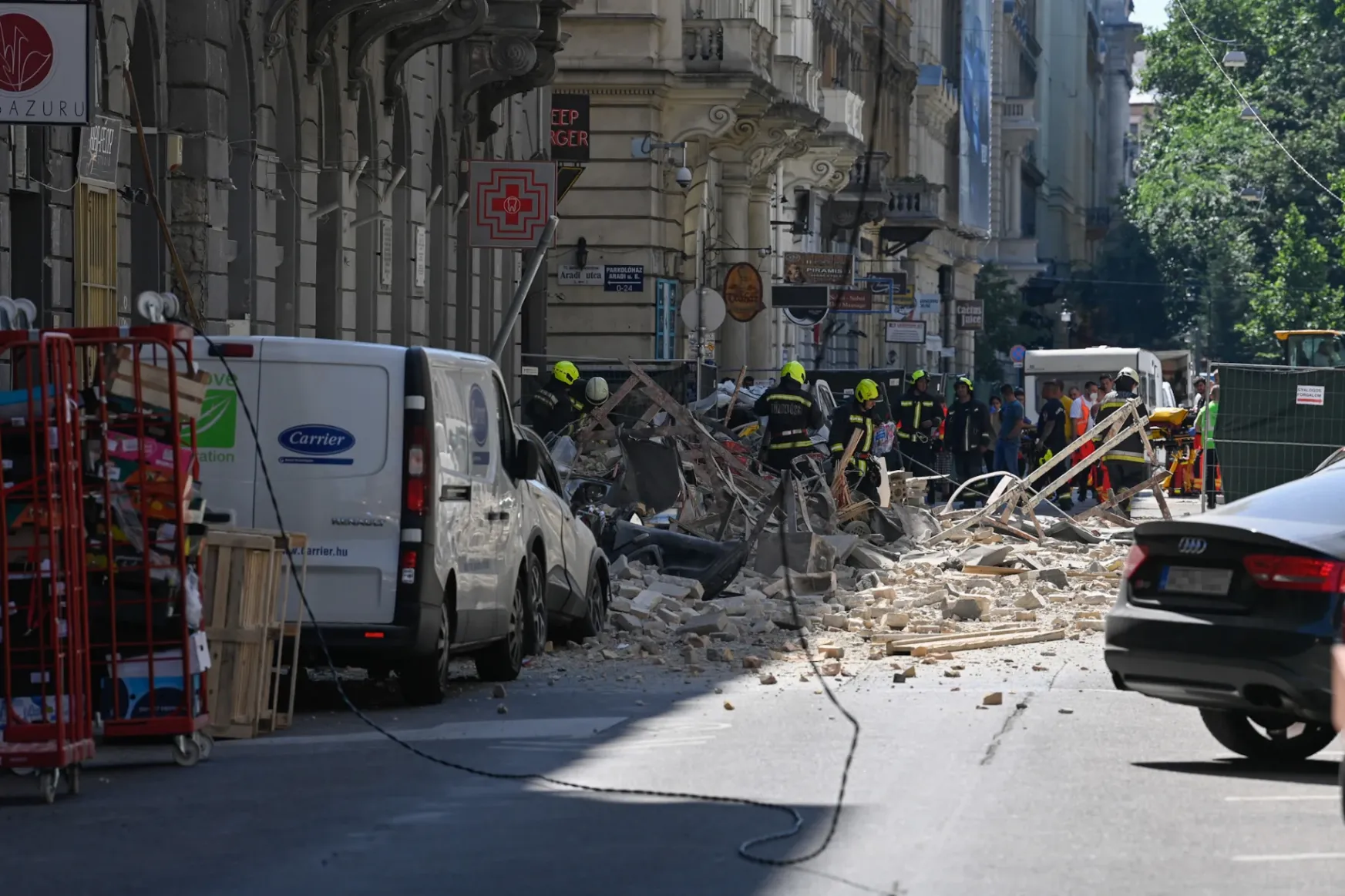 Leomlott egy ház tetőszerkezete Budapest belvárosában, négyen megsérültek