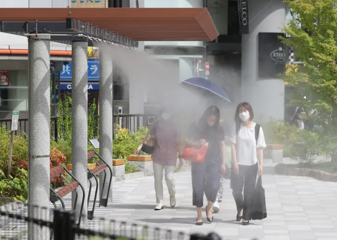Ginzában párakapuval is próbálnak védekezni a hőség ellen – Fotó: Ryo Aoki / Yomiuri /AFP
