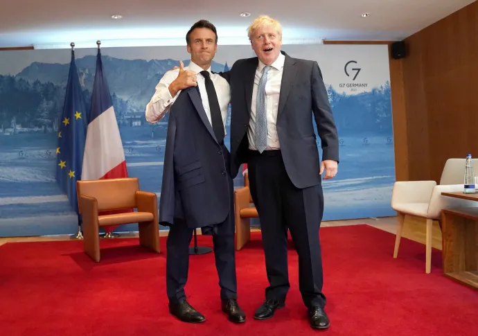 Emmanuel Macron és Boris Johnson egymást támogatva a hétvégi G7-csúcson – Fotó: Stefan Rousseau / Pool via Reuters