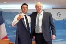 Le Bromance: whiskyvel koccintva pendült egy húron Boris Johnson és Emmanuel Macron