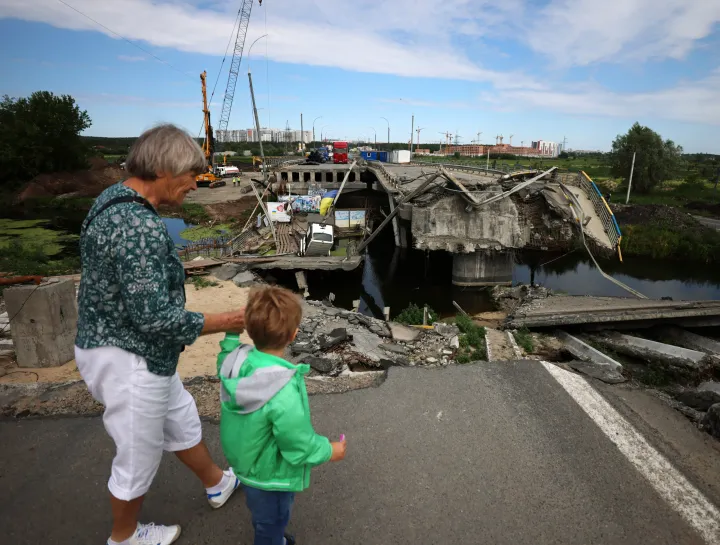 Egy támadásokban leomlott hidat hoznak helyre a Kijev közeli Irpinyben 2022. június 24-én – Fotó: Kunihiko Miura / Yomiuri