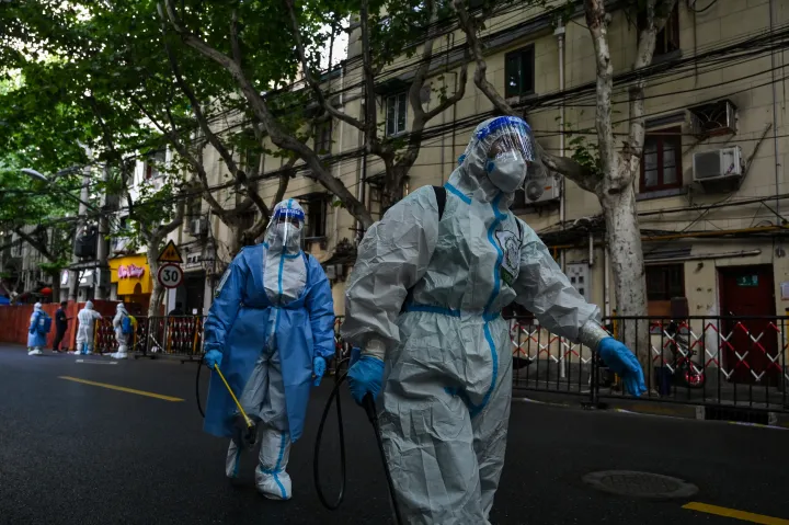 Fertőtlenítő munkások Sanghaj Huangpu kerületében június 4-én, amit lezártak a koronavírus terjedése miatt – Fotó: Hector Retamal / AFP