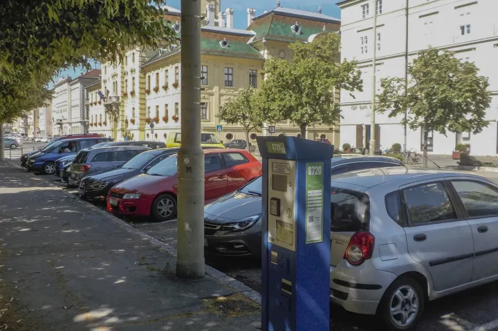 Parkolójegy-automata és szabályosan várakozó kocsik a szegedi városháza előtti Széchenyi téren – Fotó: Móra Ferenc Sándor / Telex