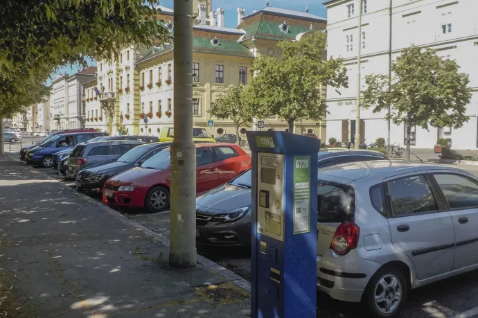 Parkolójegy-automata és szabályosan várakozó kocsik a szegedi városháza előtti Széchenyi téren – Fotó: Móra Ferenc Sándor / Telex
