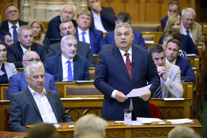 Orbán Viktor azonnali kérdésre válaszol az Országgyűlés rendkívüli plenáris ülésén 2022. június 27-én – Fotó: Kovács Attila / MTI