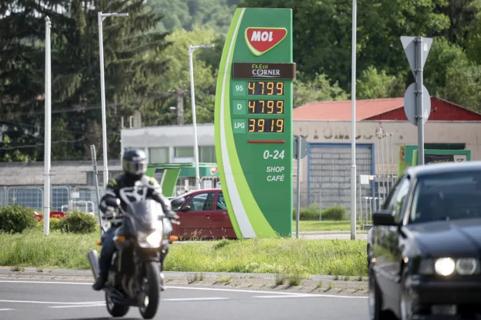Hatósági üzemanyagárak a Mol benzinkútján 2022. május 27-én – Fotó: Komka Péter / MTI