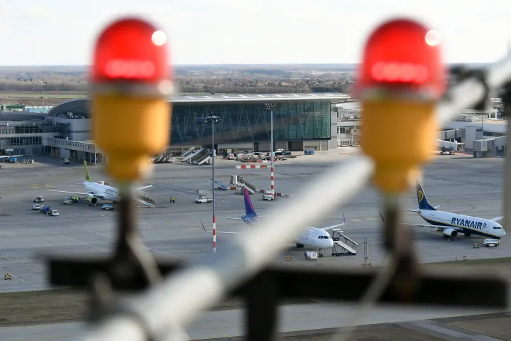 Repülőgépek a Liszt Ferenc Nemzetközi Repülőtér 2-es terminálján – Fotó: Koszticsák Szilárd / MTI
