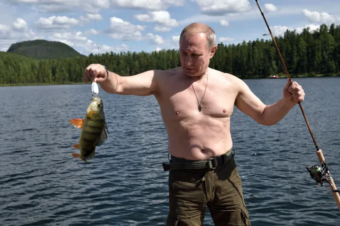 Putyin egy hallal – Fotó: Alexey Nikolsky, Getty via AFP