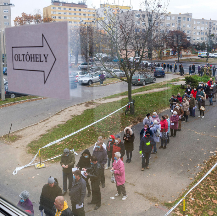 Minél több az érettségizett egy településen, annál nagyobb a kiadott védettségi igazolványok száma