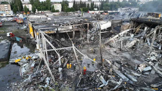 A kremencsuki bevásárlóközpont romjai 2022. június 28-án – Fotó: Ukrainian State Emergency Service Press Service / AFP 