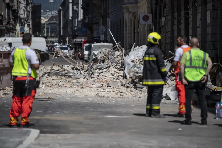Tűzoltók a helyszínen a baleset napján – Fotó: Bődey János / Telex