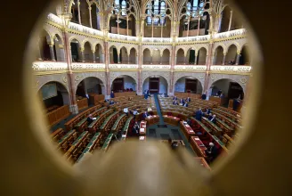 Tizenegyedszerre módosítanák Magyarországon az Alaptörvényt – a lépést a 2024-es EP- és az önkormányzati választásokkal indokolják