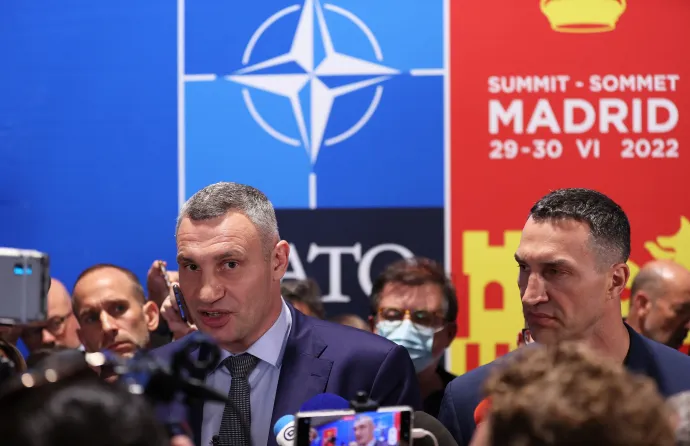 Vitalij és Volodomir Klicsko a madridi Kongresszusi Központ előtti sajtótájékoztatón – Fotó: Dursun Aydemir / 2022 Anadolu Agency via AFP