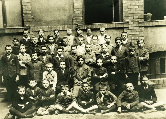 Kádár gyerekként, már Budapesten – a Cukor utcai elemi iskola tanulóinak csoportképe, az elöl ülők közül balról a harmadik a kis Kádár János – Fotó: Fortepan