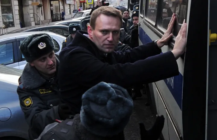 Rendőrök Alekszej Navalnij ellenzéki aktivistát veszik őrizetbe az FSZB moszkvai központja elé szervezett kormányellenes tüntetésen 2012. október 27-én – Fotó: Andrey Smirnov / AFP
