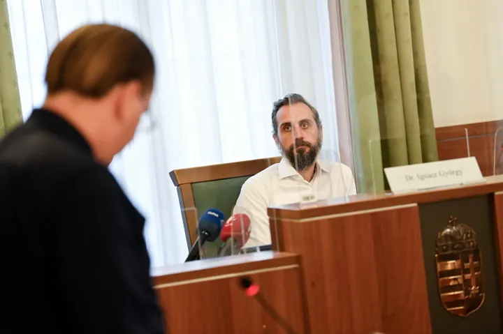Ignácz György bíró az egyik ügyvédet hallgatja – Fotó: Bődey János / Telex