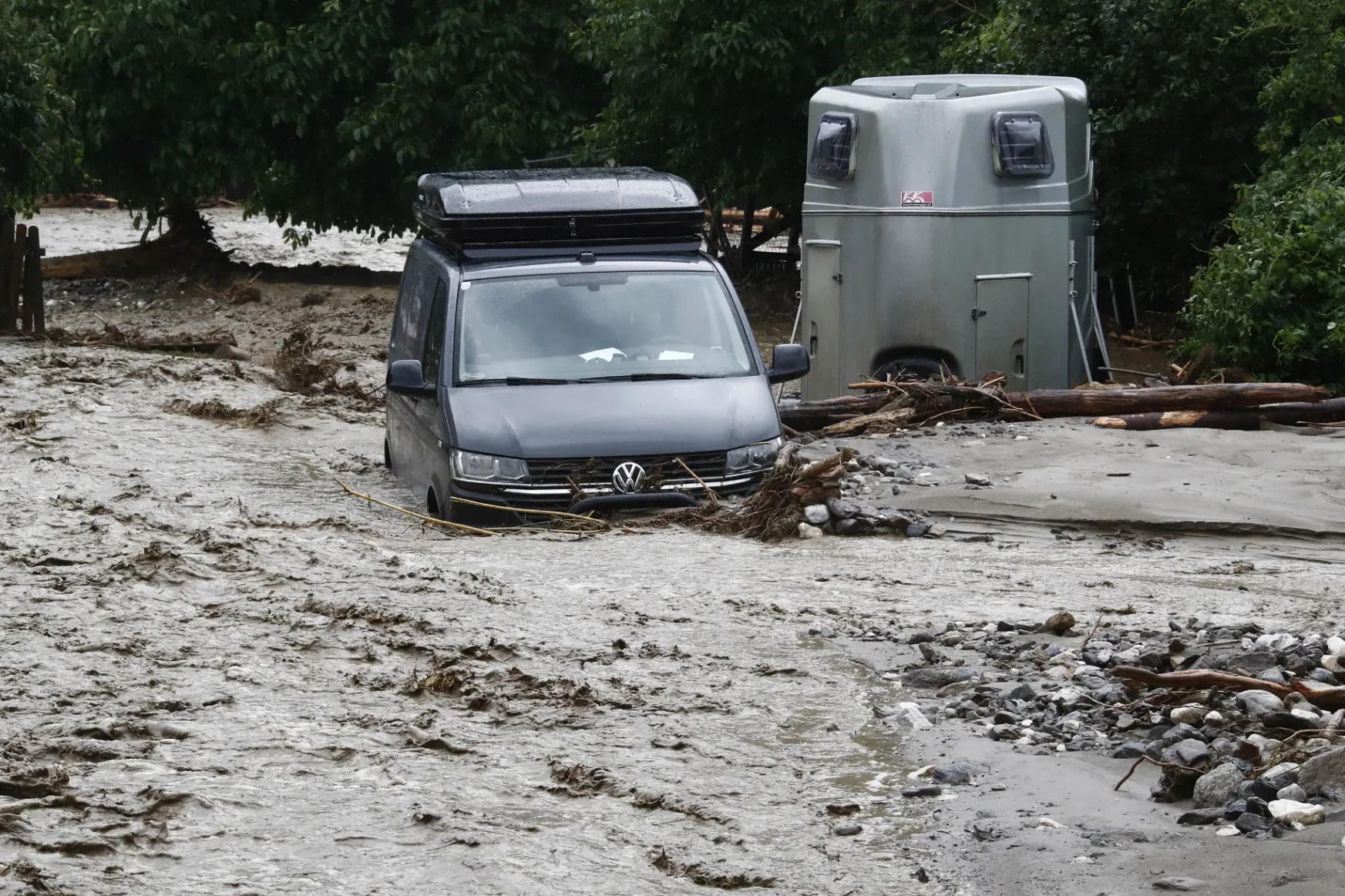 Falvakat öntött el a sárfolyam, árvíz Karintiában, egy ember meghalt