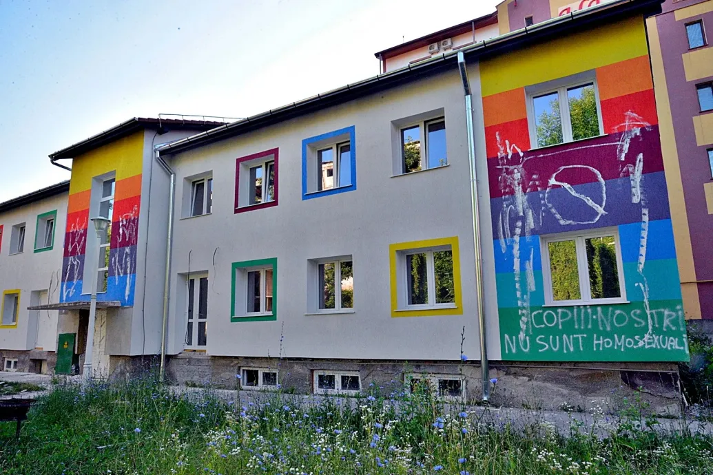 Megrongálták és homofób üzenetekkel firkálták össze a frissen felújított, szivárványszínűre festett óvodát az erdélyi Vajdahunyadon
