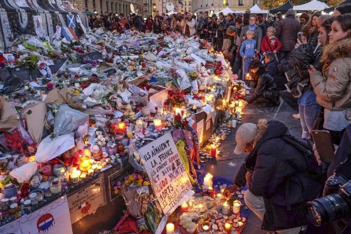 Megemlékezés a terrortámadások áldozataira 2015. november 18-án Párizsban – Fotó: J-f Rollinger / Only France / Only France via AFP