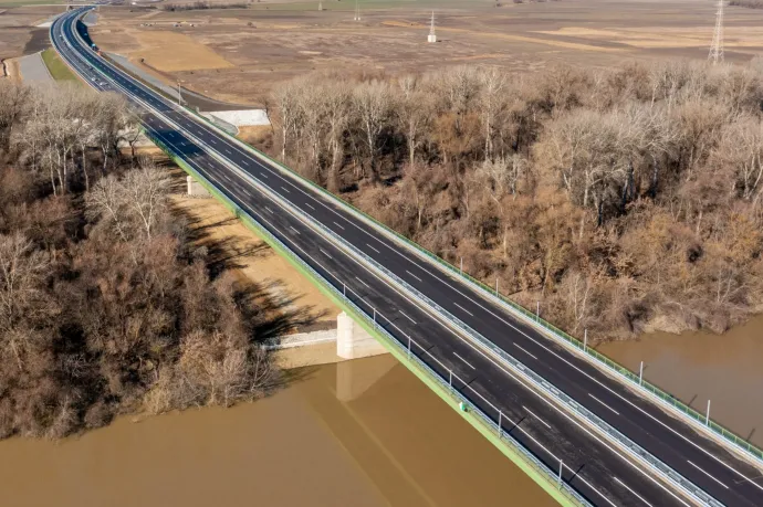 1500 milliárd ment el szinte üresen kongó autópályákra