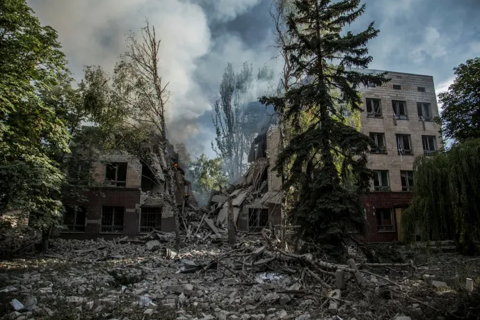 Füst száll fel egy orosz légitámadásban elpusztult épületből Liszicsanszkban 2022. június 17-én – Fotó: Olekszandr Ratusnyak / Stringer / Reuters