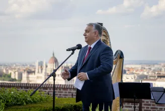 Nézőpont Intézet: Orbánnál csak a pápa békepártibb