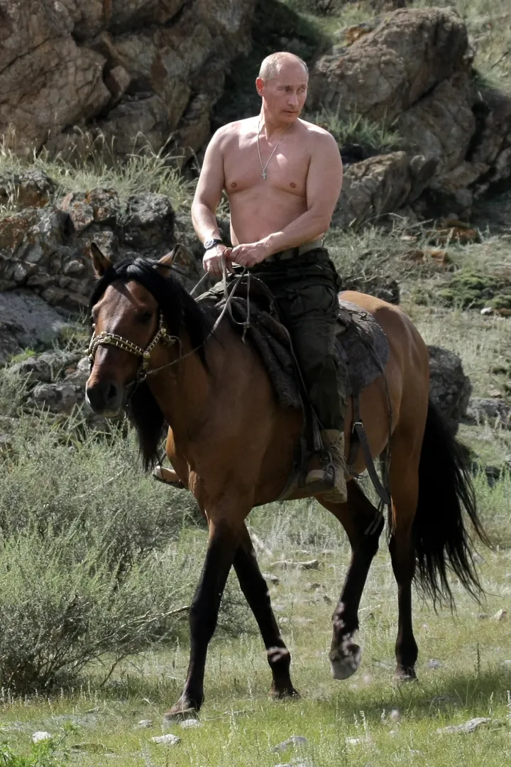 Az ikonikus lovas fotó 2009-ből – Fotó: Alekszej Druzsinyin / RIA Novosztyi / Reuters