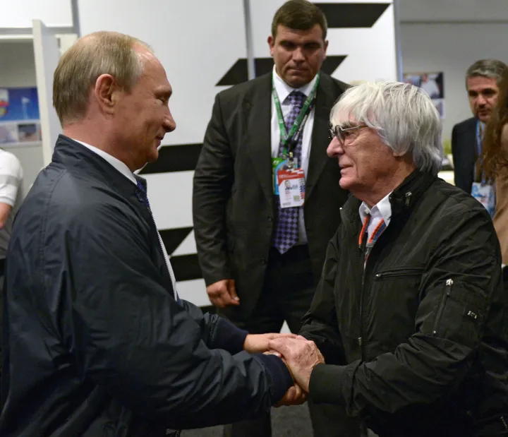 Vlagyimir Putyin orosz elnök és Bernie Ecclestone akkori F1-vezér a Szocsi Nagydíjon 2015. október 11-én – Fotó: Alekszej Nikolszkij / Sputnik via AFP