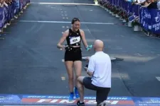 A célban kérte meg maratonfutó barátnője kezét egy amerikai férfi