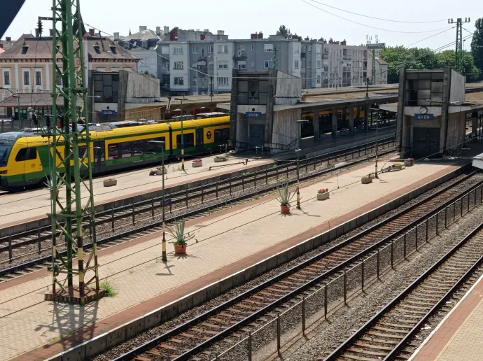 Ha előre szólnak, a sínek között lesz átjárás – Fotó: Sudár Ágnes / Telex