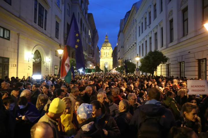 A CEU melletti kiállással szervezett tüntetés Budapesten, 2018. október 26-án – Fotó: Ferenc Isza / AFP