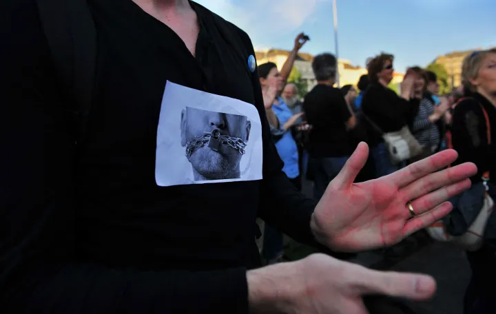 A sajtószabadságért szervezett tüntetés 2014. június 3-án a Parlament előtt – Fotó: Gergely Besenyei / AFP