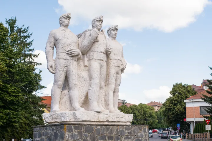 A Bányász-szobor a város múltjának állít emléket – Fotó: Tőkés Hunor / Transtelex