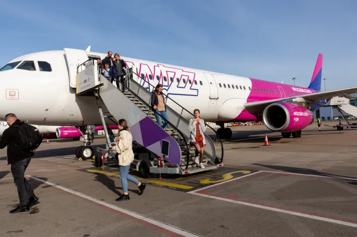 Emberek érkeznek a londoni Luton repülőtérre a Wizz Air járatával 2022 májusában – Fotó: Dominika Zarzycka / SOPA Images / LightRocket / Getty Images