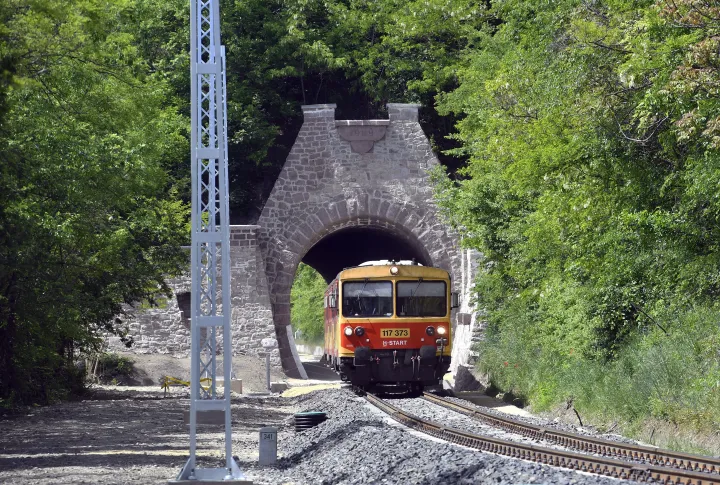 Bz motorvonat közlekedik a balatonakarattyai vasúti alagútban a Szabadbattyán-Balatonfüred vasútvonalon 2020. május 8-án – Fotó: Máthé Zoltán / MTI