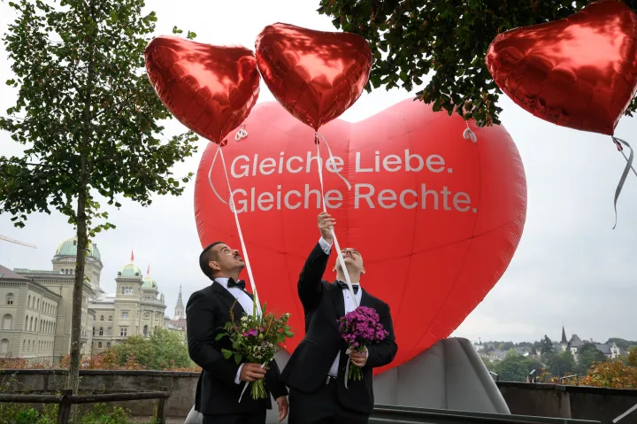 Svájcban igent mondtak egymásnak az első azonos nemű házastársak