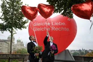 Svájcban igent mondtak egymásnak az első azonos nemű házastársak