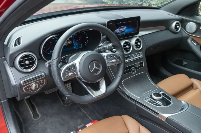 A korábbi Mercedes C osztály egyes fedélzeti funkcióit is érintheti a 3G megszűnése – Fotó: Mercedes-Benz