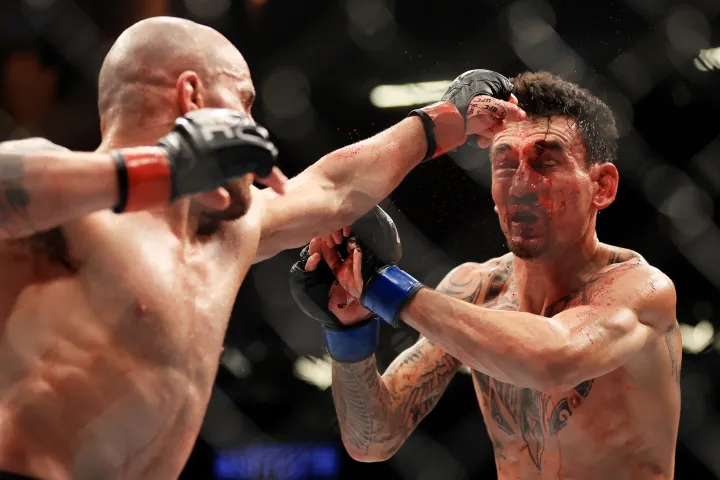 Alexander Volkanovski igazít egyet Max Holloway sminkjén Fotó: Carmen Mandato / Getty Images